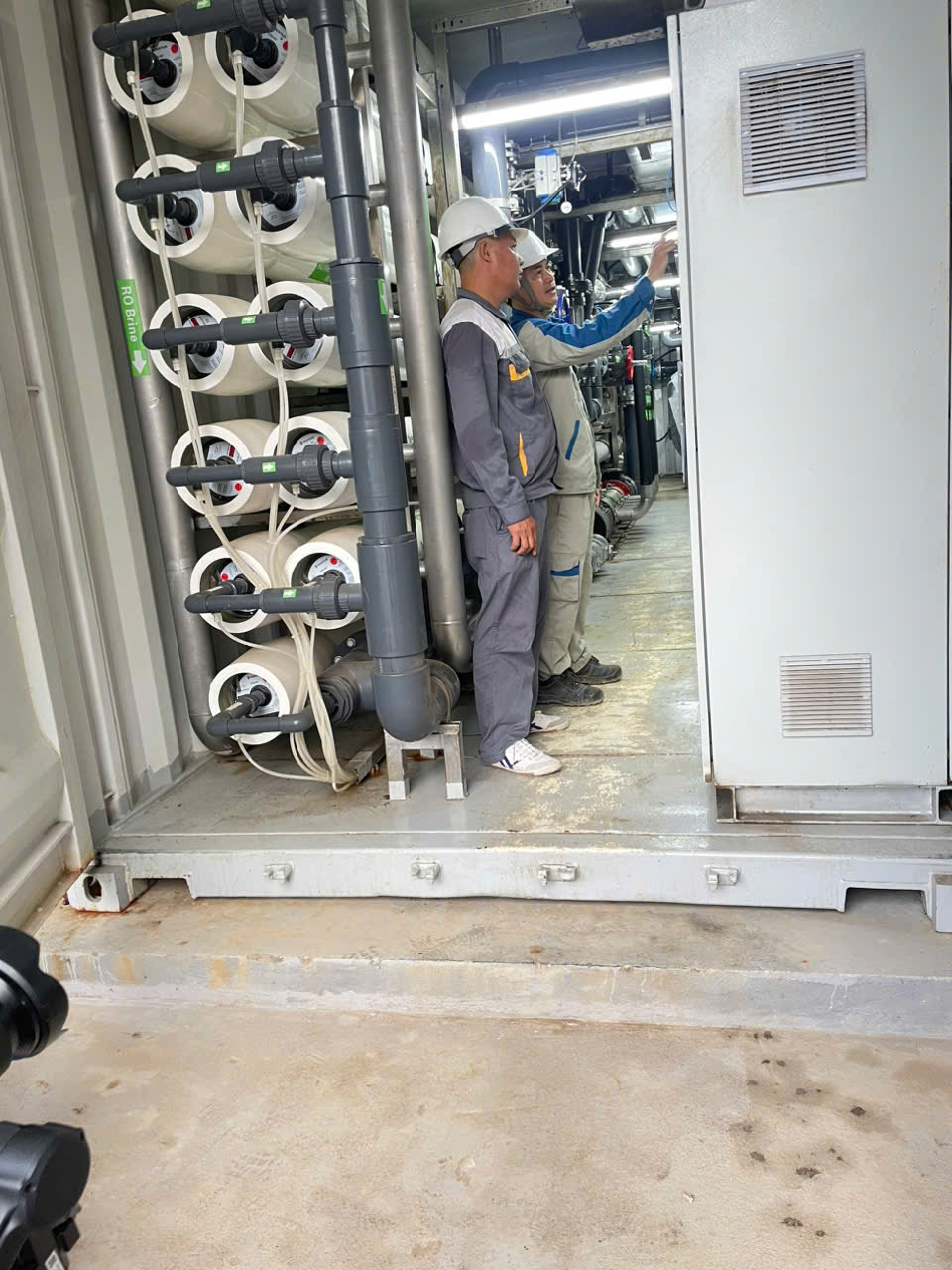Bên trong container — vessel chứa màng RO LG SW400GR