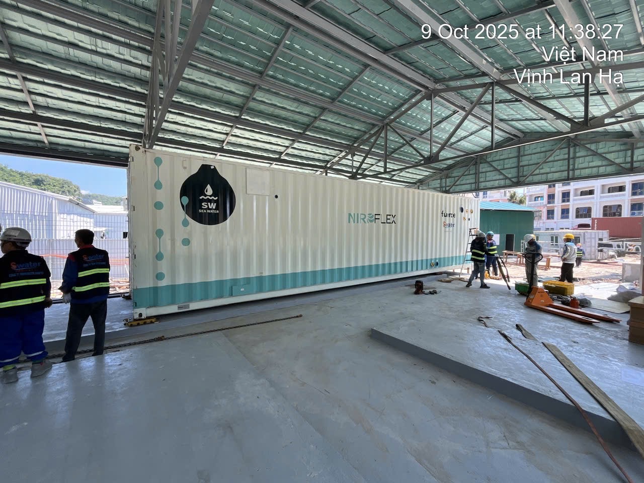 Container NIROFLEX 40ft hạ vào vị trí lắp đặt