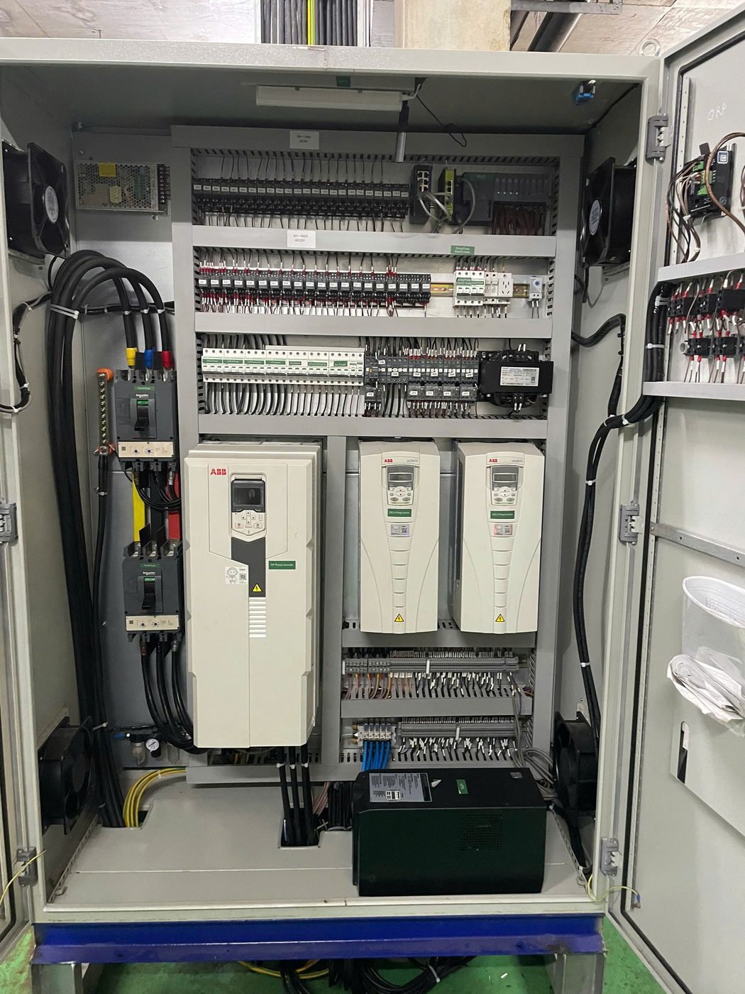 Bên trong tủ điện: PLC Siemens, biến tần ABB cho bơm cao áp và bơm ERD