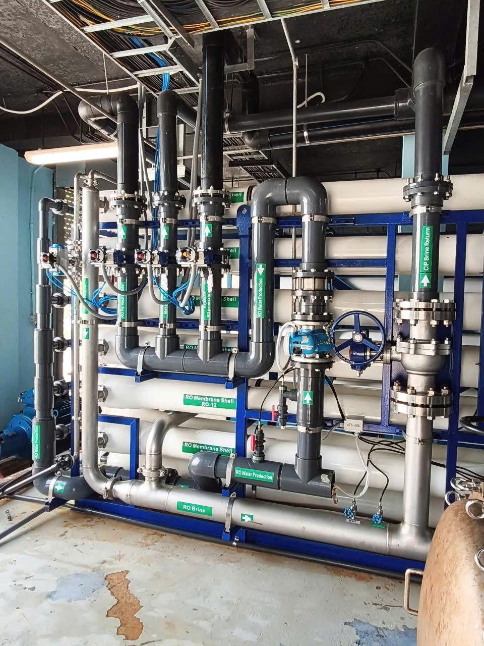 Vỏ chứa màng RO và cụm van permeate, brine, CIP