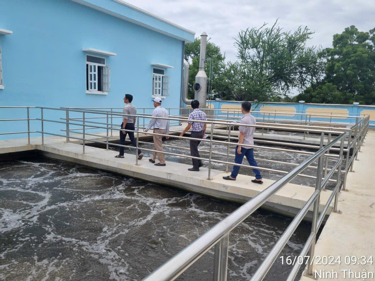 Đoàn kiểm tra trên sàn công tác bể sinh học