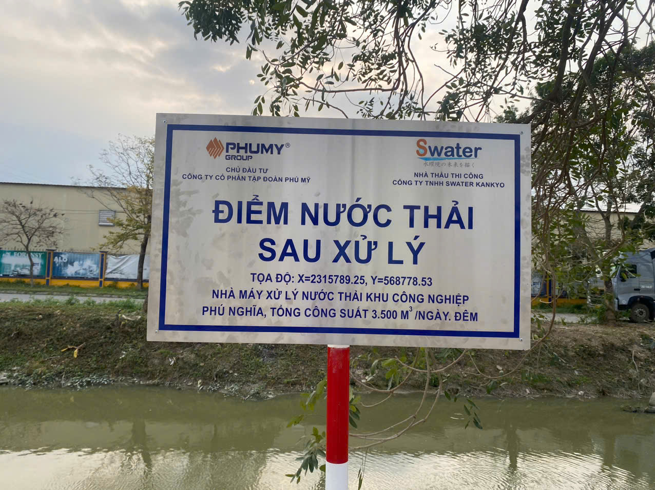 Biển nhận diện điểm xả thải sau xử lý — Phú Mỹ Group & SWATER KANKYO