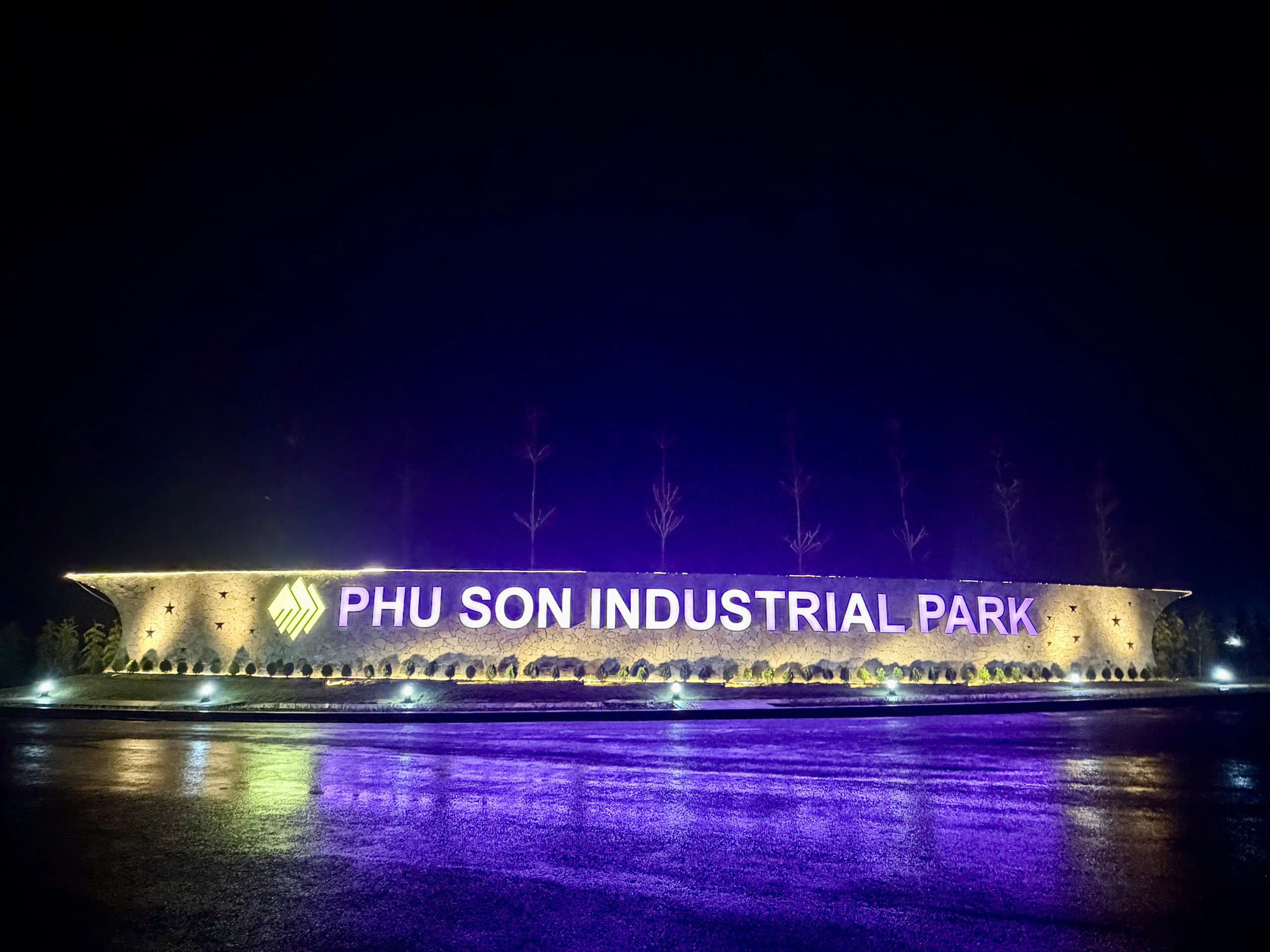 Cổng KCN Phú Sơn (Phu Son Industrial Park) ban đêm